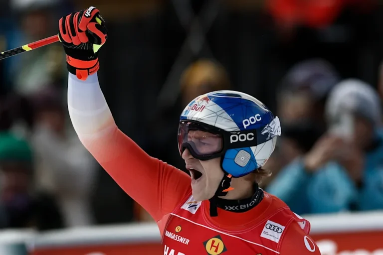 Le skieur suisse Odermatt remporte la descente dans le brouillard et égale ainsi les 50 victoires de Tomba en Coupe du monde.